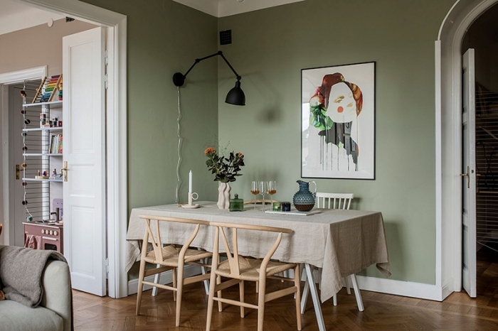 couleur tendance 2021 décoration salle à manger peinture murale vert lampe noir mat