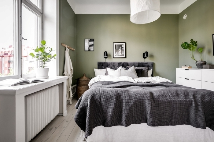 couleurs qui vont avec le kaki plafond blanc linge de lit gris anthracite plante verte monstera