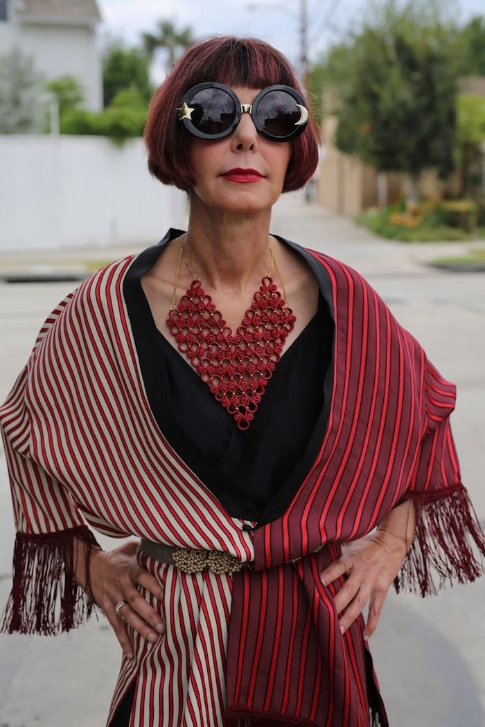 coupe carré rouge femme 60 ans écharpe blanc et rouge robe noire collier rouge grand lunettes de soleil noires