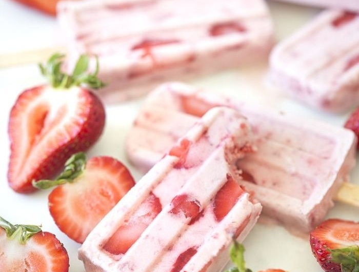 de la glace aux fraises maison avec des tranches de fraises à l interieur faire dessert d été frais