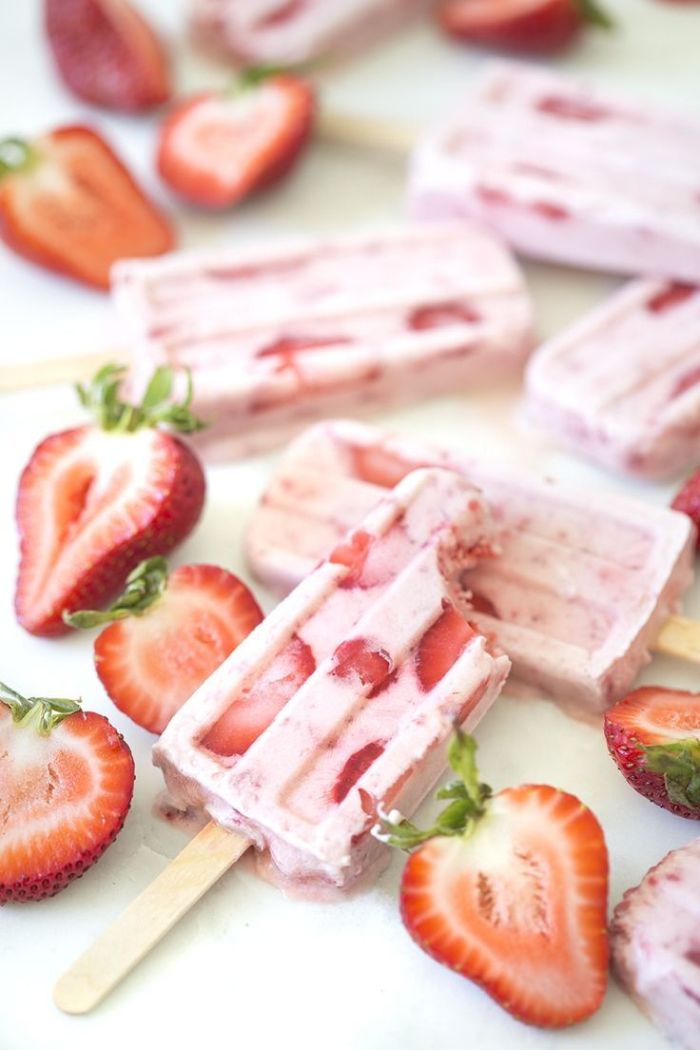 de la glace aux fraises maison avec des tranches de fraises à l interieur faire dessert d été frais