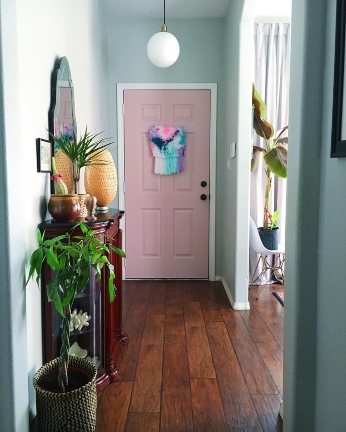 de quelle couleur peindre les portes d un couloir porte entrée couleur rose meuble bois foncé