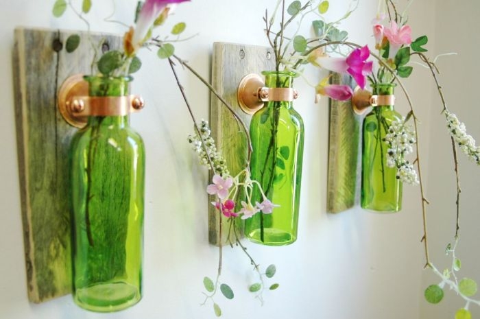 decoration couloir avec des planches de bois et des fioles accrochés en guise de vases avec des fleurs artificielles