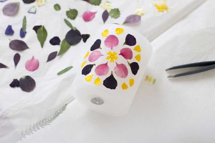 decoration de printemps comment faire des bougies fleuries décorées de pétales de fleurs colorées
