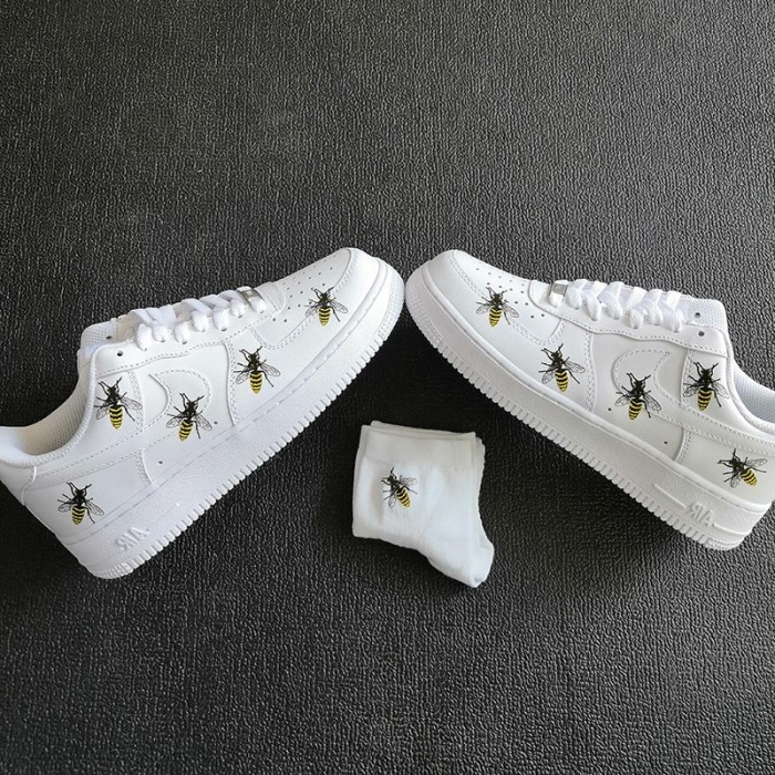 dessin abeille décoration chaussures blanches air force one personnalisable baskets sport