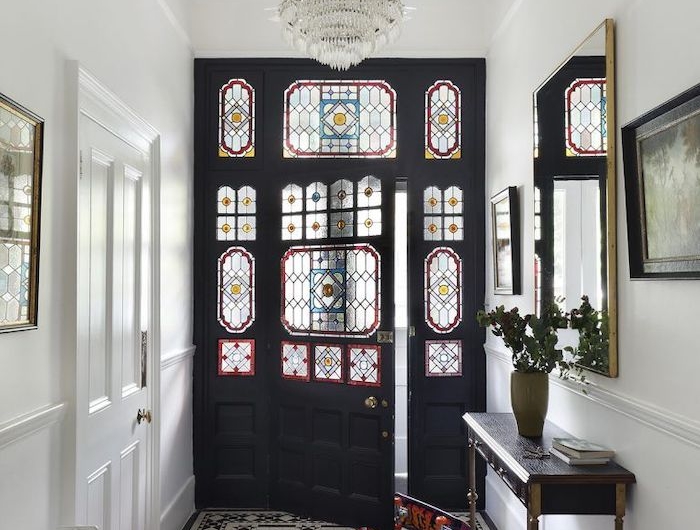 décoration porte intérieur avec des elements en verre et un carrelage aux motifs au sol