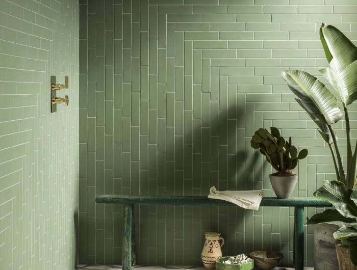 décoration salle de bain moderne style jungle couleur vert intérieur design carrelage kaki plantes vertes