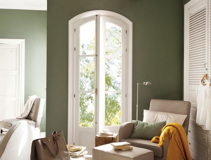 déoration chambre peinture kaki couleur verte fauteuil cuir beige coin de lecture aménagement