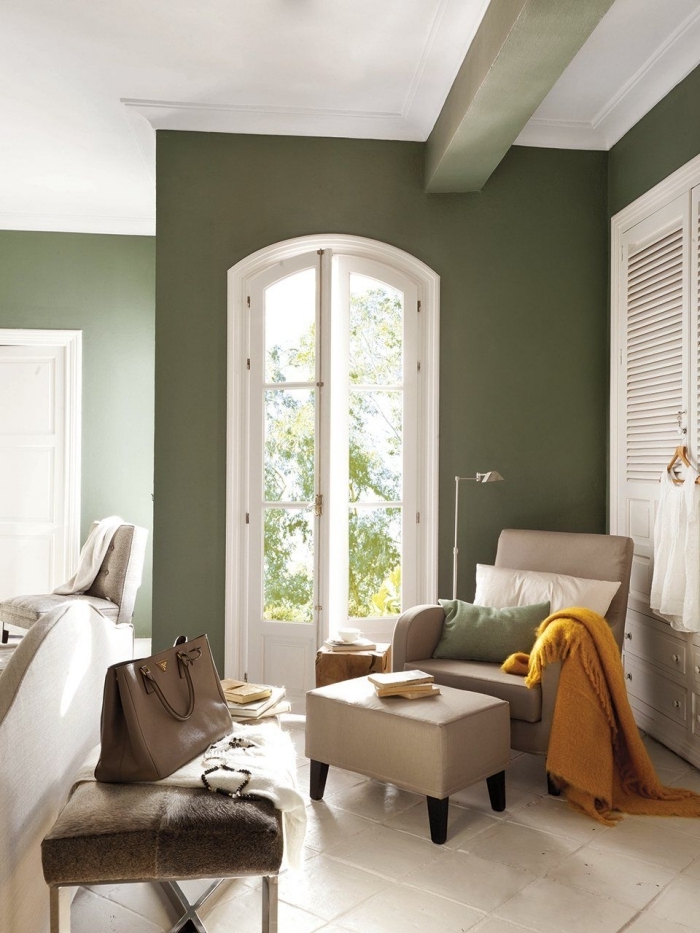déoration chambre peinture kaki couleur verte fauteuil cuir beige coin de lecture aménagement