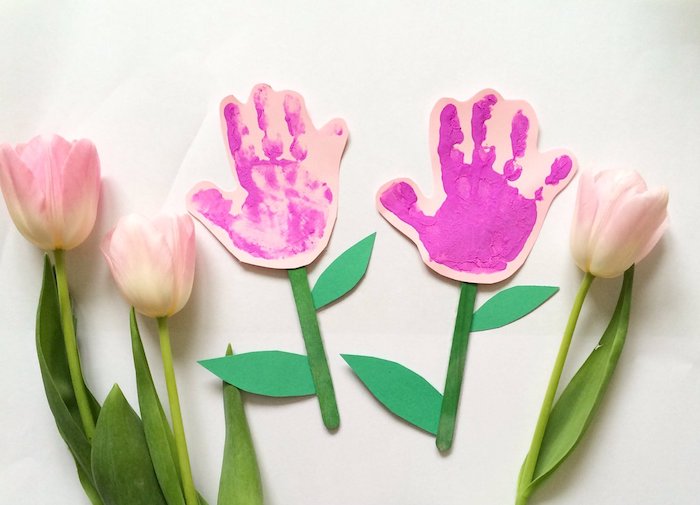 empreintes de main en peinture sur du papier batonnets de glace colorés tulipes comment faire un cadeau pour sa mamain facile bricolage printemps