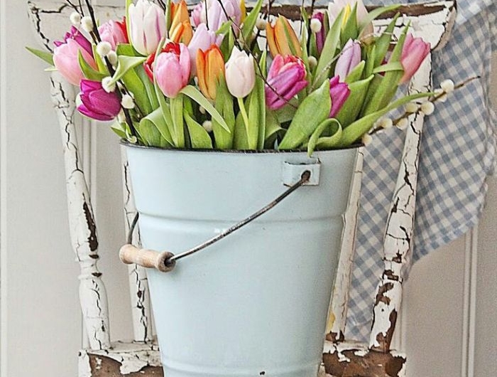 exemple de deco rustique printaniere sceau rempli de tulipes colorés sur une chaise activité manuelle facile et rapide adulte