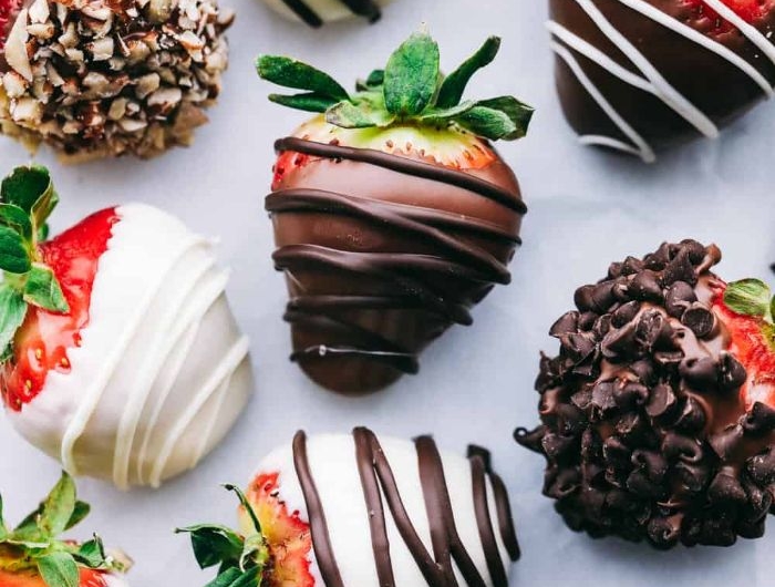 exemple de fraises au chocolat au lait et chocolat blanc avec decoration noix et pepites de chocolat dessert saint valentin facile