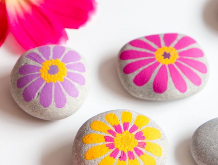 exemple de galets peints idée déco dessin de fleur sur galet aux couleurs enjouées activité printemps créative
