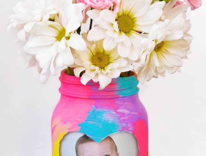 exemple photo bébé comment faire un cadeau fête des grand mere a faire soi meme vase peint de peinture colorée bouquet de fleurs