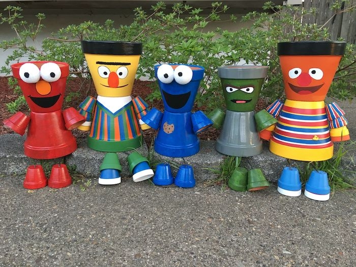 fabriquer des personanges avec des pots de fleurs les héroes de la rue de sesame décoratifs dans un jardin