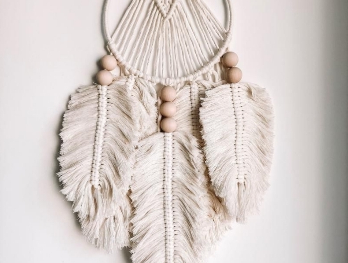 fabriquer un attrape rêve facile décoration avec perles bois trouées cordon macramé plume coton