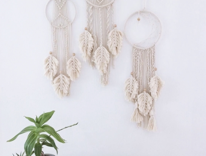 fabriquer un attrape rêve technique tissage macramé suspension cercle bois diy plume macramé beige