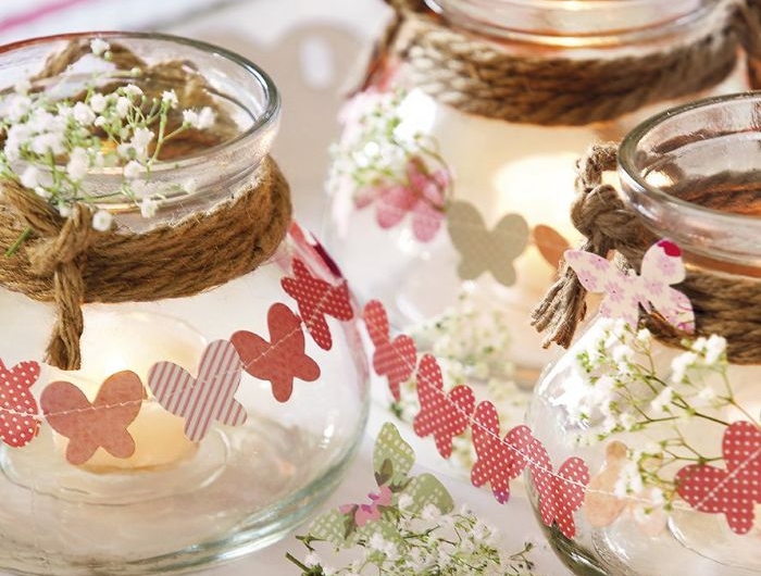 fabriquer un bougeoir dans un pot en verre décoré de ficelle et de guirlande de papillns de papier maison printemps centre de table