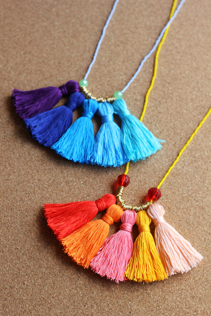fabriquer un collier de pompons à franges colorés bricolage fete des grand mere original avec de la laine