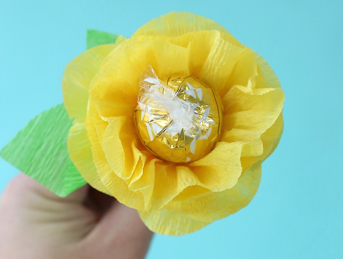 faire enrouler du papier crépon autour d un bonbon pour faire une fleur papier crepon coriginal cadea fete des mamies