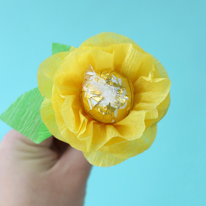 faire enrouler du papier crépon autour d un bonbon pour faire une fleur papier crepon coriginal cadea fete des mamies