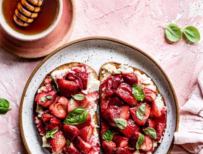 faire un toast au fromage de ricotta fraises basilic et miel ou sirop d erable quoi faire avec des fraises