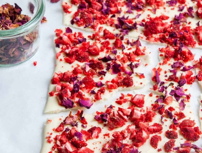 faire une barre de chocolat blanc à la fraise et pétales de rose comestibles dessert frais a faire facilement