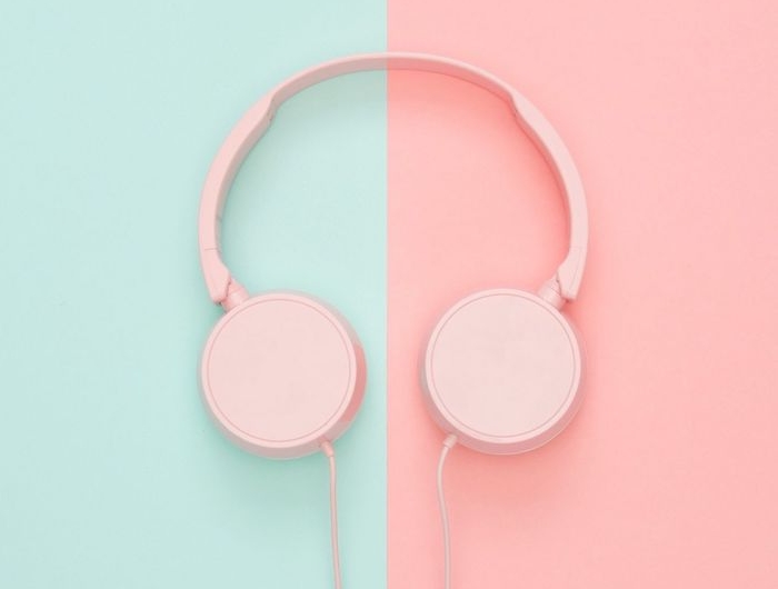 fond d écran musique en rose et bleu pastel avec des écouteurs image en couleurs pastel