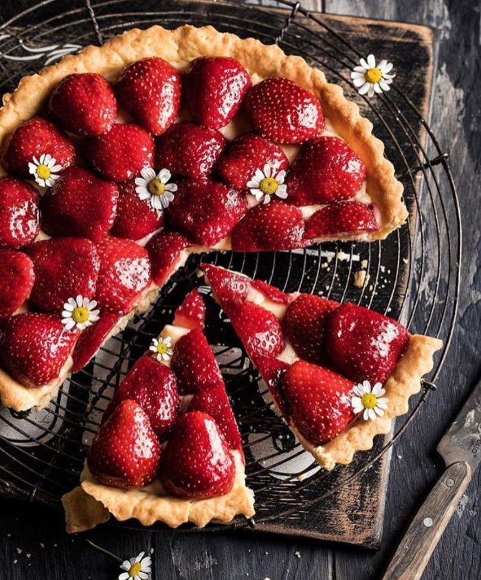 gateau avec des fraises tarte aux fuits fraises avec de la pâte à tarte maison facile a faire