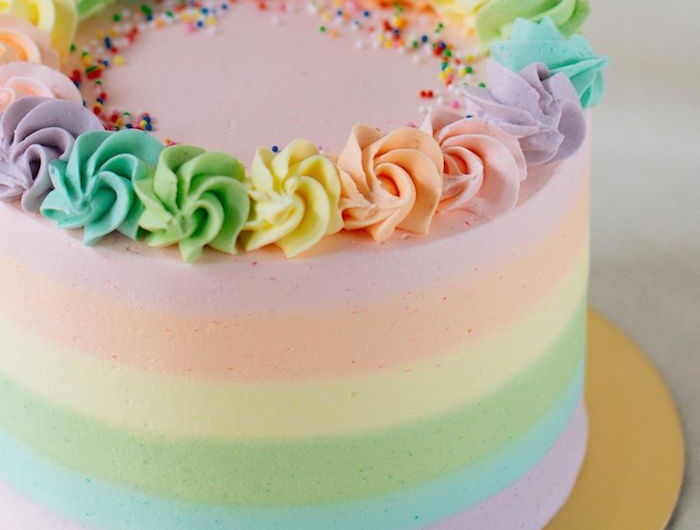 gâteau couleur pastel arc en ciel avec de la crème patissiere et des billes colorées dessert original