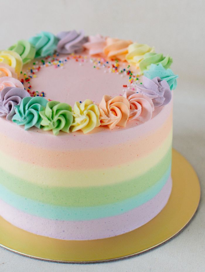 gâteau couleur pastel arc en ciel avec de la crème patissiere et des billes colorées dessert original