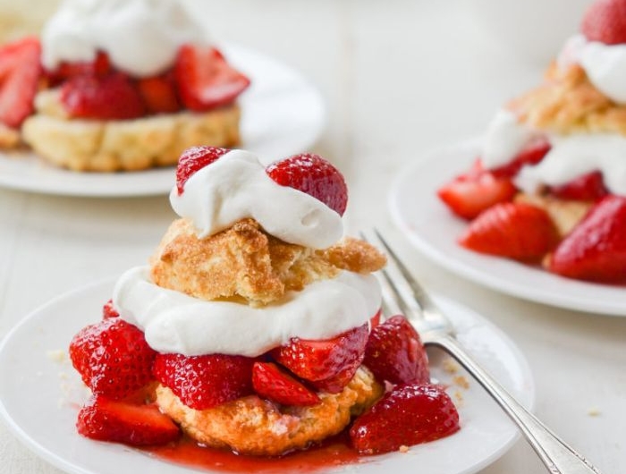 gâteau à la fraise avec des biscuits de beurre crème fraiche épaisse et mélange de fraises dessert individuel facile