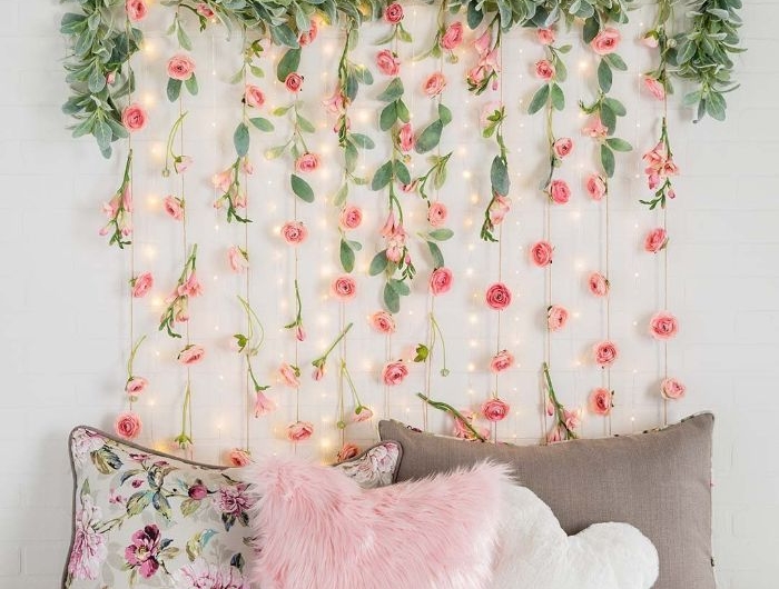 idee deco chambre diy avec une branche de bois et des guirlandes de fleurs suspendues avec des guirlandes lumineuses tete de lit originale