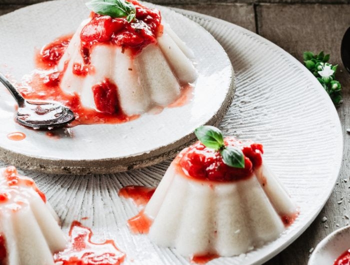 idee panna cotta vegan maison au lait de coco et des fraises exemple de dessert healthy facile a faire