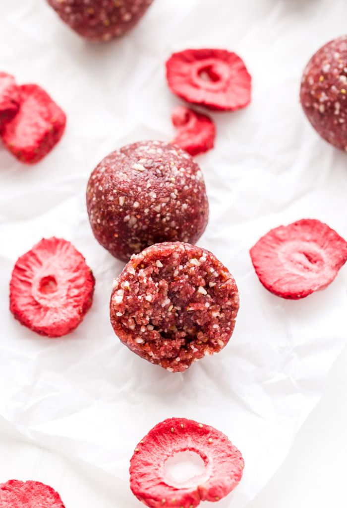 idee que faire avec des fraises congelées balles d énergie aux amandes et noix de cajou dattes fraises dessert vegan facile