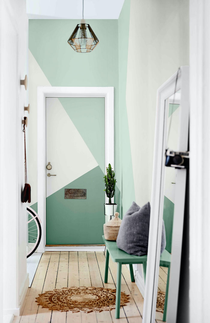idée déco couloir une porte intérieure peinte en nuances vertes et formes géometriques dans un cadre blanc