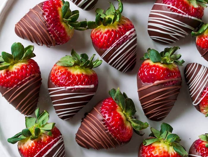 idée repas en amoureux un dessert saint valentin de fraises trempés au chocolat fondu