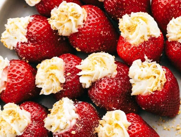 idée de fraises farcies mascarpone et des miettes de biscuit dans assiette exemple recette fraise mascarpone