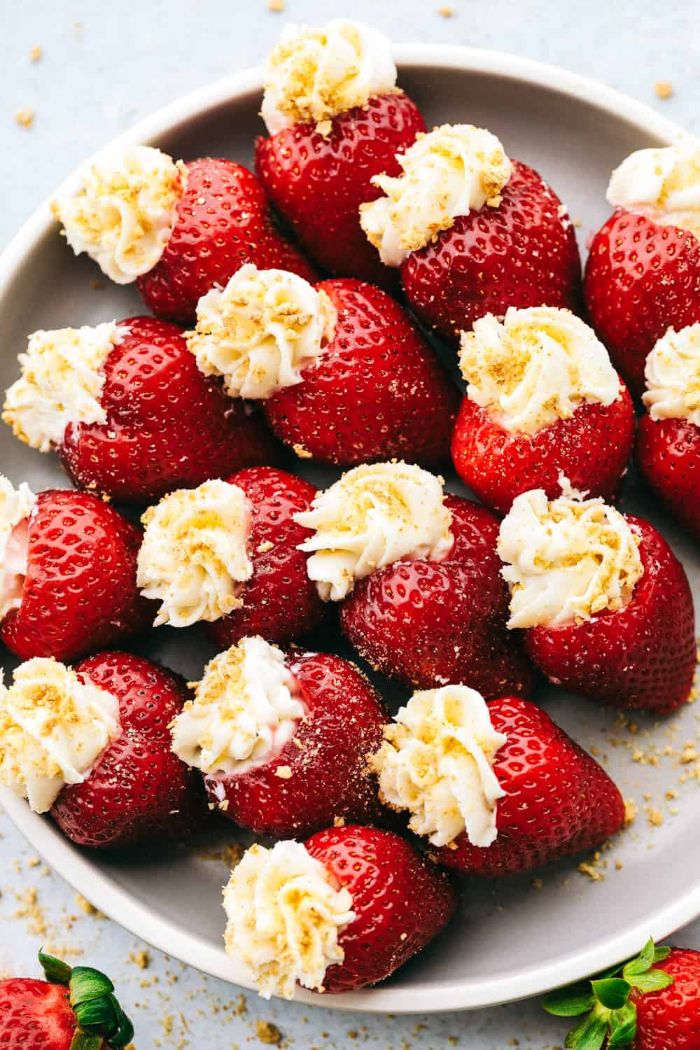 idée de fraises farcies mascarpone et des miettes de biscuit dans assiette exemple recette fraise mascarpone