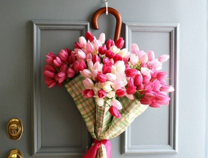 idée déco porte d entrée avec parapluie rempli de tulipes roses et blanches exemple deco paques originale