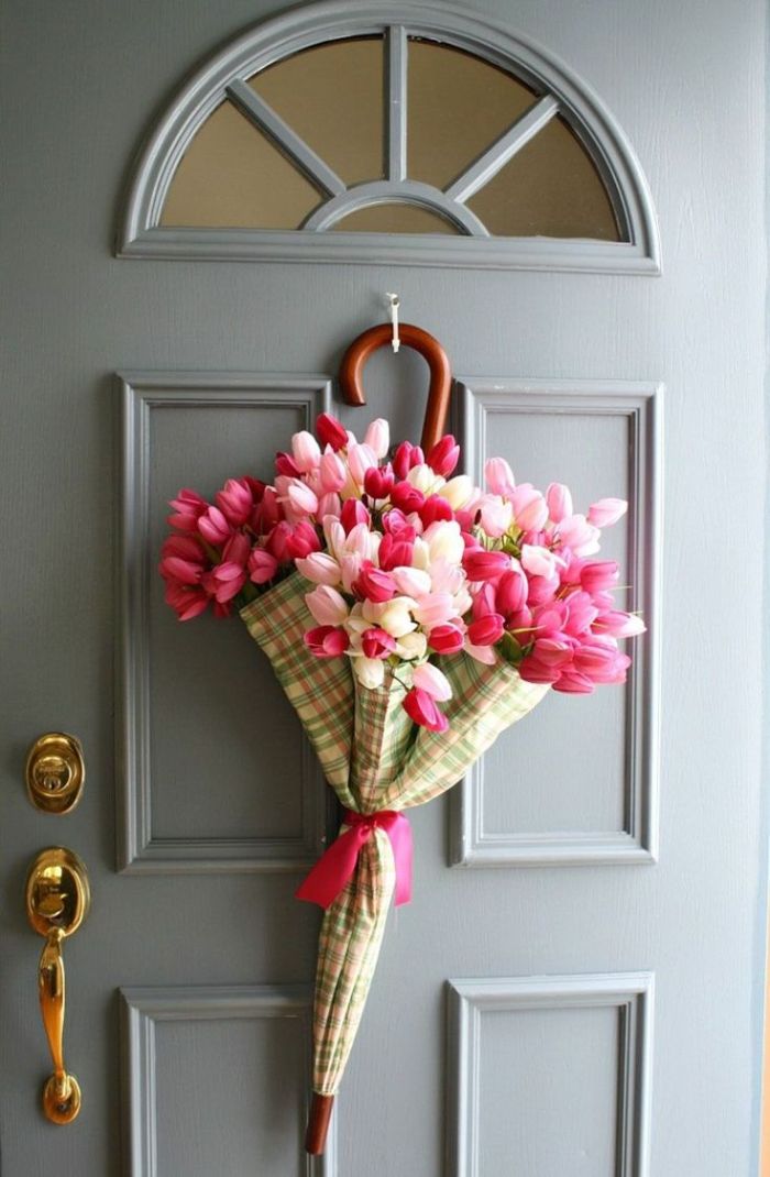idée déco porte d entrée avec parapluie rempli de tulipes roses et blanches exemple deco paques originale