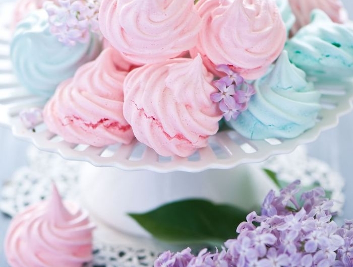 image de meringues rose et bleu pastel dans assiette fond d ecran pastel original avec petites fleurs violets