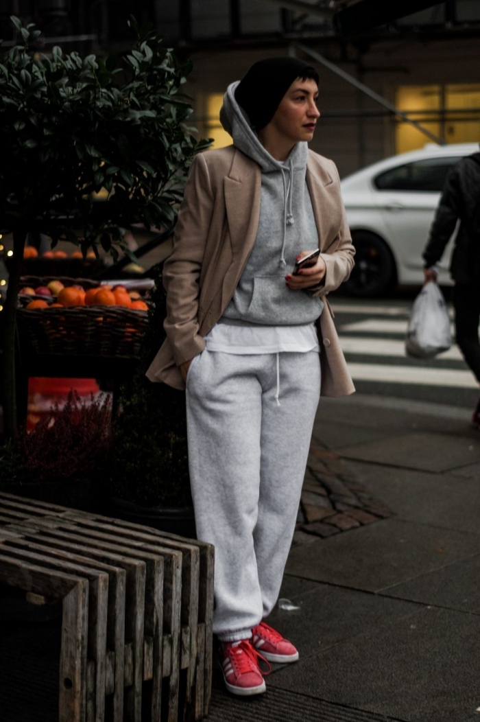 image swag femme style vestimentaire sportif pantalon coton blanc baskets roses sweat capuche gris