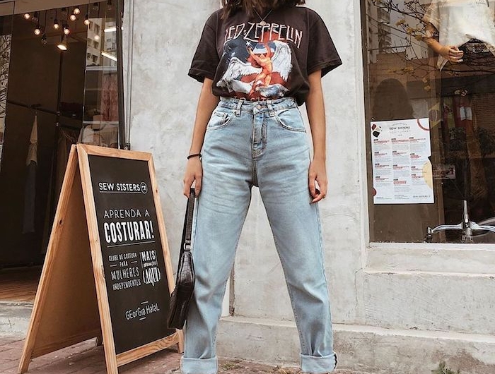 jean mom look avec t shirt années 90 et des bottines blanches une femme dans la rue