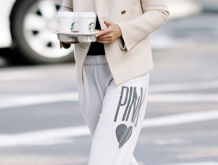 jogging blanc femme gigi hadid mode célébrité blouse noire blazer beige lunettes soleil monture léopard