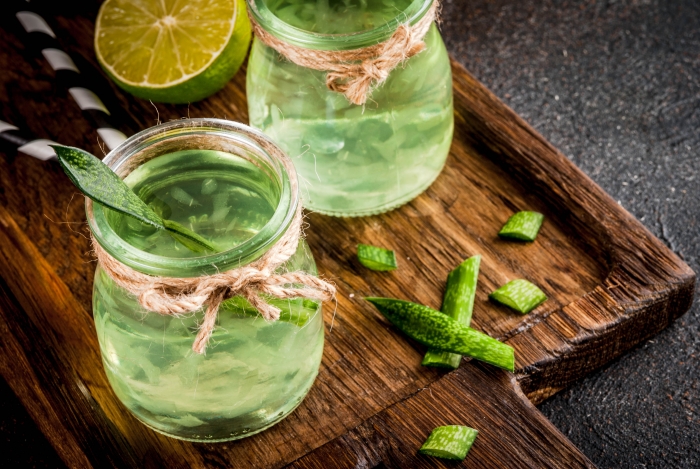 jus d aloe vera préparation recette boisson plante médicale tranches citron vert bocal verre