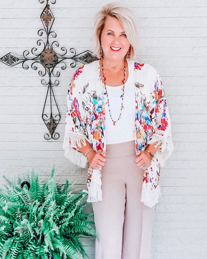 la mode femme 60 ans gilet poncho coloré imprimé fleuri tee shirt blanc pantalon gris clair