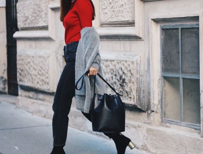look jean mom hiver avec en noir avec des bottes a talon un pull rouge tricoté et manteau gris