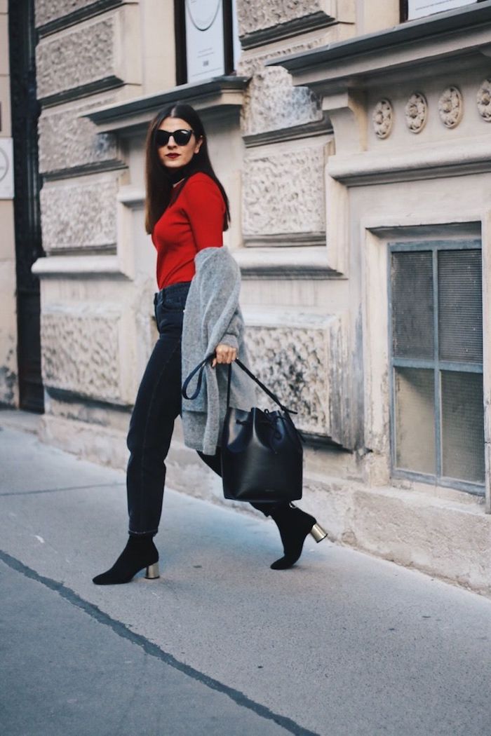 look jean mom hiver avec en noir avec des bottes a talon un pull rouge tricoté et manteau gris