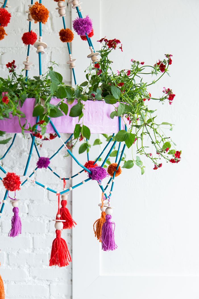 lustre floral décoré de pompons colorés pailles perles de bois exemple deco printemps originale a faire soi meme